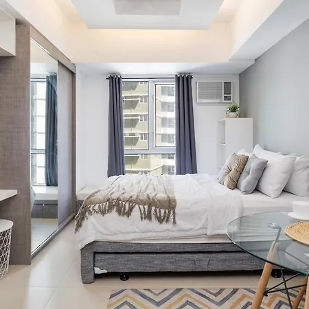 Furnished Studio In Avida Towers Riala, Cebu It Park With Pool View, Fast Wifi, Netflix And More